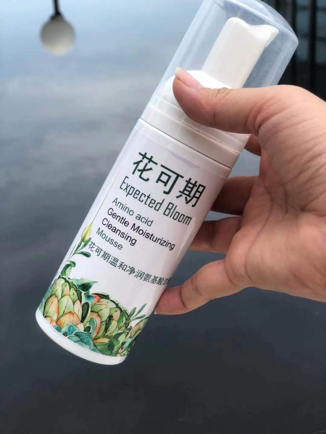 温和补水洗面奶：持久保湿，平价好用的国货