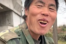 郑州街头的一位大叔打动无数网友，如果你觉得生活很苦，请看看他图片