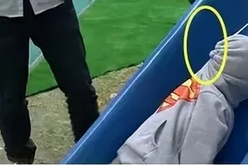 幼儿摔倒被衣服勒住脖颈差点窒息 专家提醒：这些潜在危险的衣服存“祸患”图片