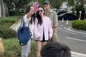 霍思燕与家人外出游玩！身材臃肿腹部突出撑起衣服，被猜怀上二胎图片