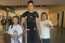 想死你了!朱旭航将拄拐现场助阵新疆男篮,他赛季报销付豪为所欲为图片