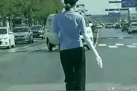 这位女交警的走势怎么啦？图片