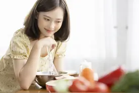 女人是真心爱你，还是把你当作备胎，这些行为非常明显图片