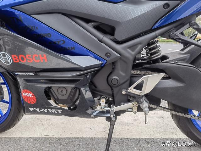 给力，国产高配仿赛摩托飞鹰RM35详解，双缸动力配鲍鱼卡钳