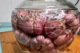 老爸寄来的自家种的紫皮蒜，咱也任性一次，做坛糖蒜，爽口又开胃图片