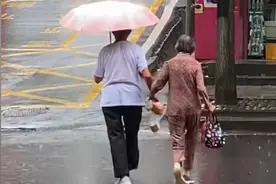 老大爷独自撑伞，却把老伴留在雨中：不懂爱的人，年纪多大都一样图片