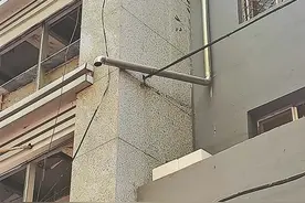 哈尔滨工部街36-1号去年旧改后排水管悬半空，水往头顶浇！施工方：20日前完成改造图片