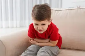 孩子老喊肚子疼却查不出问题，要警惕这种情况，12岁以下高发图片