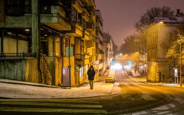 女子夜班遭遇歹徒，不仅不反抗还帮他带安全套：这样对咱俩都好！