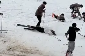 女子滑雪失控和男子撞满怀，原来滑雪也能遇到“真爱”，缘分呀图片