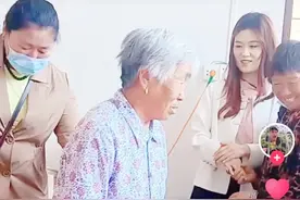 大衣嫂和新儿媳一家同框，开心得合不拢嘴，朱小伟有些手足无措图片