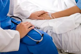 婆婆住院我带女儿去旅游，大家骂我不孝，我拿出张纸，他们沉默了图片