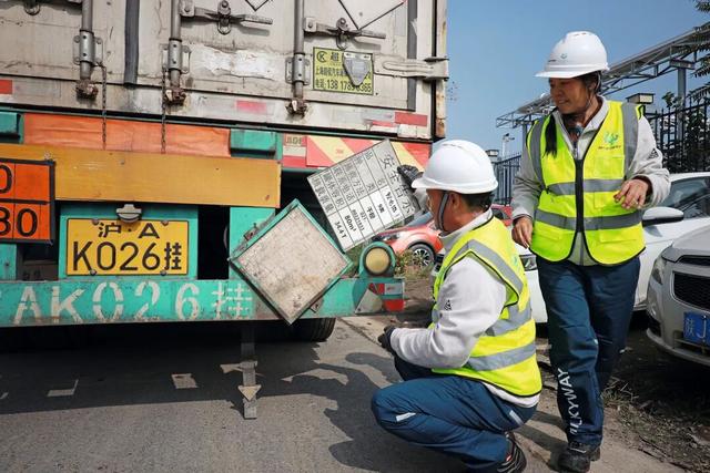 与危险品24小时相伴，一对农村夫妻的漂泊高薪路