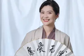 前脚董宇辉刚从希腊回国，后脚盼盼就改签名，霸气官宣谁才是老板图片