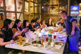 和领导吃饭时，怎么说话显得“情商高”？教你3句行话，闪耀全场图片