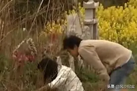 女孩给初恋男友上坟，发现初恋被关在铁笼中，父亲：我关了他5年图片