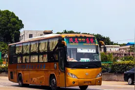 十几年前常见的卧铺大巴，为什么消失了呢？多年疑惑解开了图片
