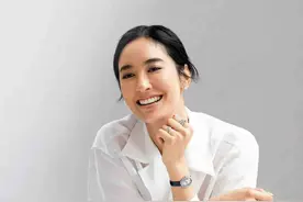 会穿的女人早抛弃了一身黑，入夏后更流行穿“一身白”，高级优雅图片