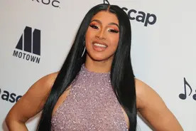 卡迪比狂爱中国美食笑翻！吃大米饭、啃小龙虾鸡爪，按头安利奶茶图片