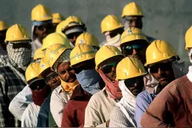 头条晚报丨“二十条”落地一周；死在世界杯脚下的南亚劳工图片