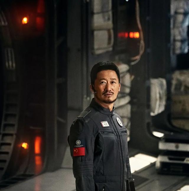 《流浪地球2》票房冲上18.5亿,吴京个人总票房飙破300亿!