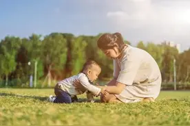 我妈来我家养老才一个月，我女儿闹离家出走了，我妈说：惯的图片