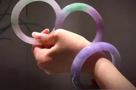 紫气东来，翡翠中的紫色神秘又高贵，同样是手镯价格却是天差地别图片