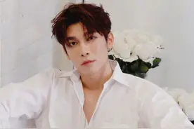 中国粉丝给泰国男星生日应援，用现金堆成蛋糕和鲜花，场面很奢侈图片