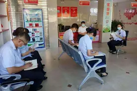 毫无疑问，银行对年轻人来说是个不错的职业图片