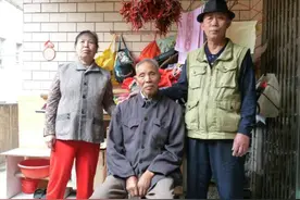 2003年，贵州拾荒老人救人被认干爸，11年后才知干爹是战斗英雄图片