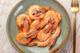 大虾不要直接扔冰箱保存，海鲜老板教你2招，放到过年都很新鲜图片