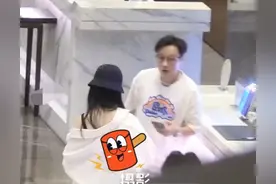 00后小花和中年老总外出被拍，总裁亲自当司机接送，吃饭后送酒店图片