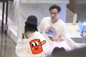 00后小花和中年老总外出被拍，总裁亲自当司机接送，吃饭后送酒店图片