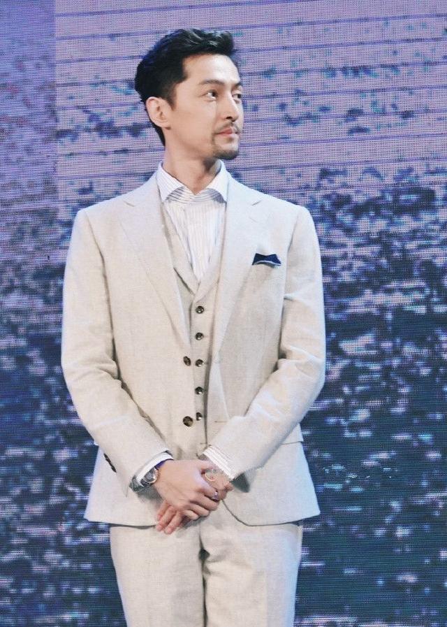 胡歌整容前后照片,粉丝福利!