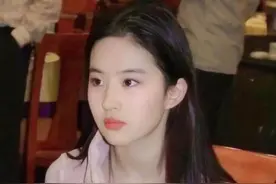 刘亦菲其实很“不上镜”？看看路人镜头下的她，你就明白了图片