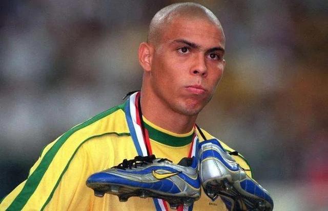 世界足球明星有哪些(世界足坛一百零八位巨星英雄排座次上) - 1000