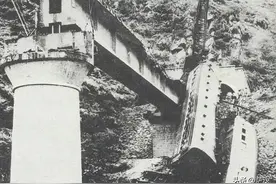 造成275人死亡的成昆铁路严重事故：1981年7月9日442次列车坠桥图片