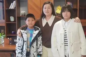 侄女和姑姑太像！来自陈文财发布的，陈少明一家四口和姐姐的合影图片