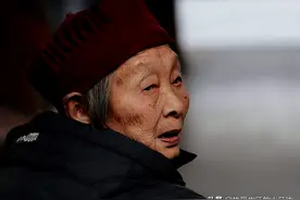 66岁再婚大妈哭诉：再婚8年付出所有，老伴走后，我却被赶出家门图片