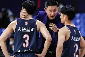 杨鸣为什么大汗漓淋？队医给出答案，想赢广东，哪有那么容易图片