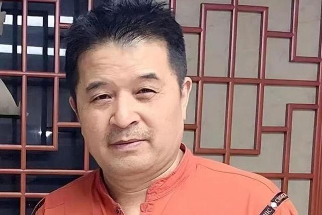 毕福剑现身网红聚会，跷二郎腿叼烟没人理，网友：太把自己当回事