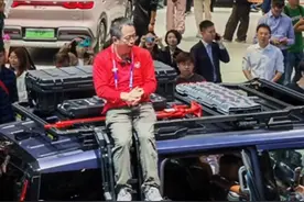 54岁周鸿祎准备学雷军考驾照图片