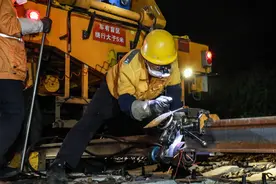 这条铁路在更换轨枕！图片