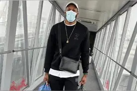 威姆斯结束第二阶段！手拿2大包独自登机，广东用全华班真不稳图片