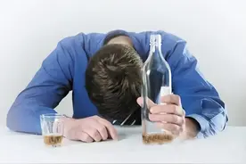 白酒醉酒了怎么办？千万别强行催吐！图片