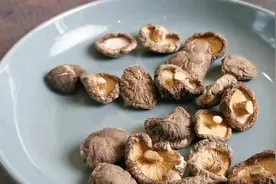 泡发香菇，好多人第一步就搞错了，大厨教你一招，3分钟全泡开图片