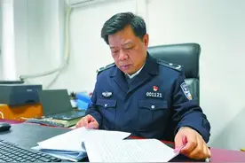 三次提议修改人民警察法！这位人大代表将基层声音传递给了两会图片