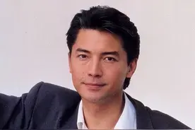 看到70岁尊龙才发现：真正的男神才不怕变老，头发花白也优雅帅气图片