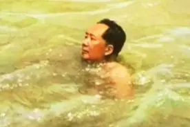 毛主席迎着7级台风下海游泳，随后写下《浪淘沙》，气势横绝古今图片