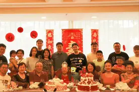 黄晓明豪办宴为95岁姥姥祝寿！一家21口同框显温馨，儿子眉眼似妈图片